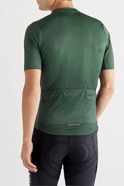موقع MR PORTER يطلق أوّل مجموعة رياضية حصرية بالتعاون مع علامة RAPHA